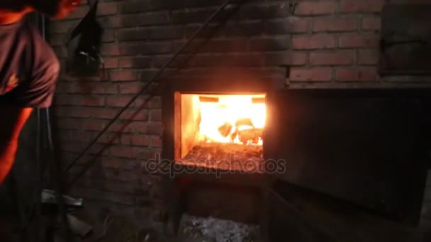 SAO BRAS DE ALPORTEL, PORTOGALLO - 14 NOV 2016 - Il lavoratore alimenta con il legno la caldaia ad acqua in sughero in fabbrica . — Video Stock