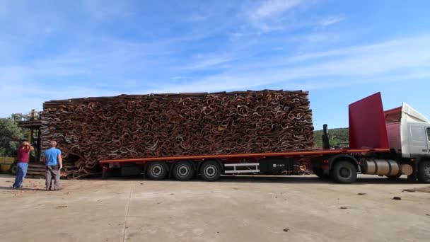 Sao Bras De Alportel, Portugalsko: 14. listopad 2016 - zaměstnanci uvolnění těžká nákladní autodopravou Cork v továrně — Stock video
