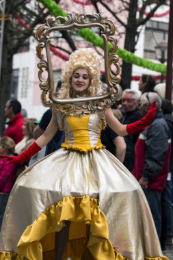 Loule, Portekiz - Şubat 2017: Renkli karnaval (Carnaval) geçit 
