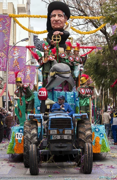 LOULE, PORTUGAL - FEB 2017: Colorido desfile de carnaval —  Fotos de Stock