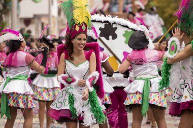 Loule, Portekiz - Şubat 2017: Renkli karnaval (Carnaval) geçit 