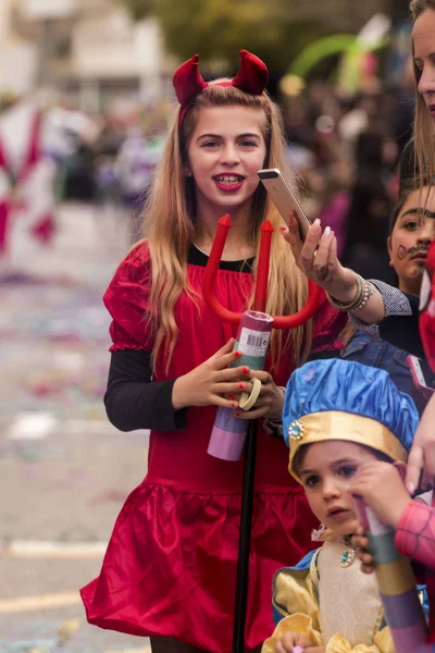 LOULE, PORTUGAL - FEB 2017: Colorido desfile de carnaval —  Fotos de Stock