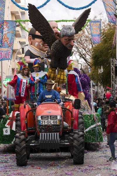 LOULE, PORTUGAL - FEB 2017: Colorido desfile de carnaval —  Fotos de Stock