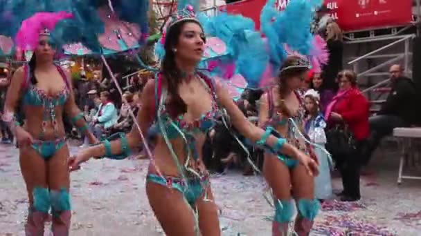 LOULE, PORTOGALLO - FEB 2017: Carnevale colorato (Carnevale) Partecipanti al festival Parade a Loule City, Portogallo . — Video Stock