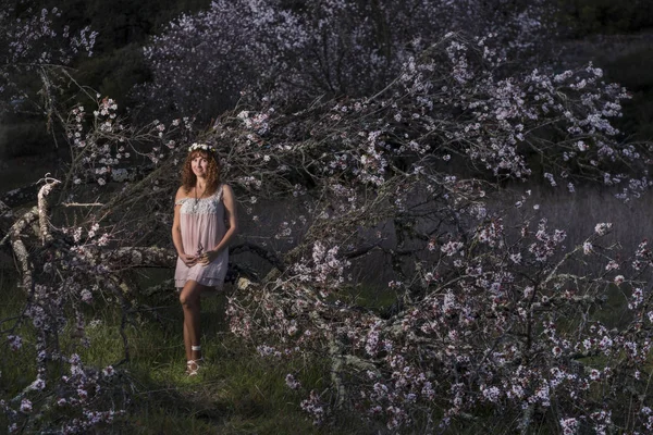 Mujer hermosa en la naturaleza — Foto de Stock