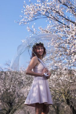 şeffaf şemsiye kadınla