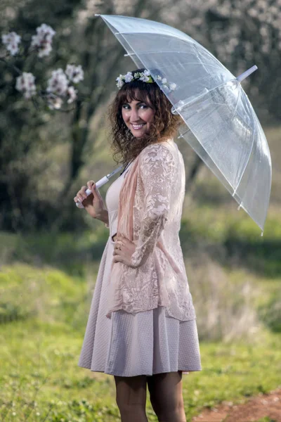 Mulher andando na estrada — Fotografia de Stock