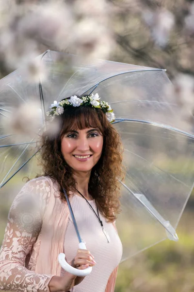 透明な傘を持つ女性 — ストック写真