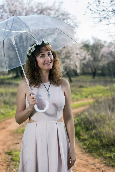 Kvinna promenader på vägen — Stockfoto