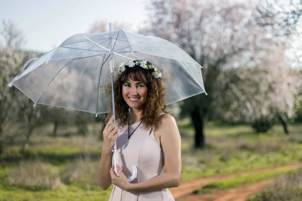 Kvinna promenader på vägen — Stockfoto