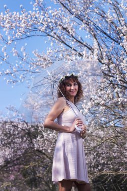 şeffaf şemsiye kadınla