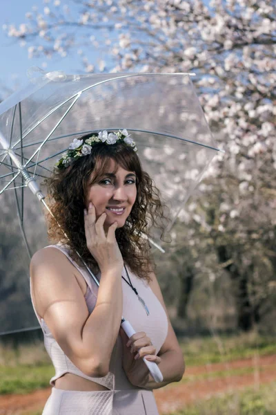 Mulher com guarda-chuva transparente — Fotografia de Stock