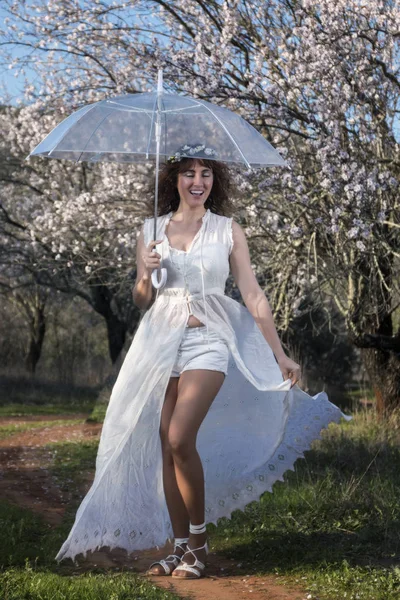 Vrouw die over de weg loopt — Stockfoto