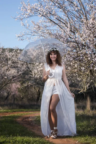 Yolda yürüyen bir kadın