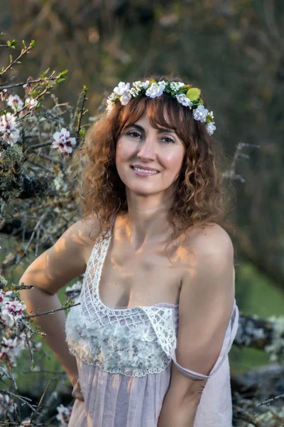 Mujer hermosa en la naturaleza — Foto de Stock