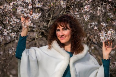 doğa üzerinde kadın moda