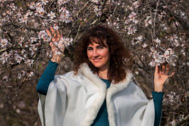 doğa üzerinde kadın moda