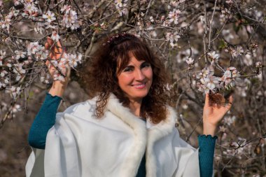 doğa üzerinde kadın moda