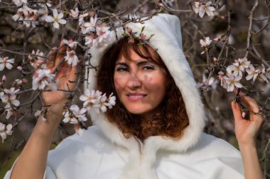 doğa üzerinde kadın moda