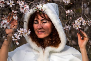 doğa üzerinde kadın moda