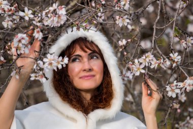 doğa üzerinde kadın moda