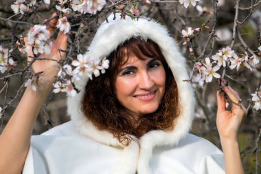 doğa üzerinde kadın moda