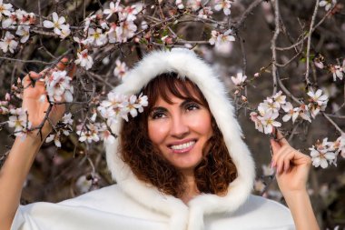 doğa üzerinde kadın moda