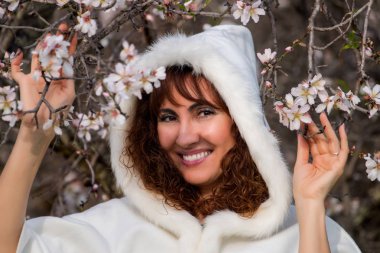 doğa üzerinde kadın moda