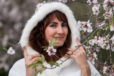 doğa üzerinde kadın moda