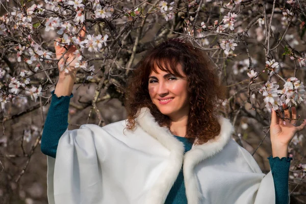 Mujer de moda en la naturaleza —  Fotos de Stock