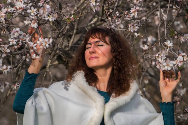 Mujer de moda en la naturaleza — Foto de Stock