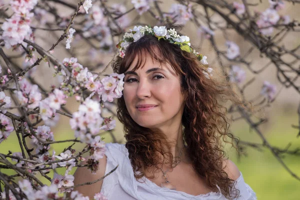 Mujer de moda en la naturaleza — Foto de Stock