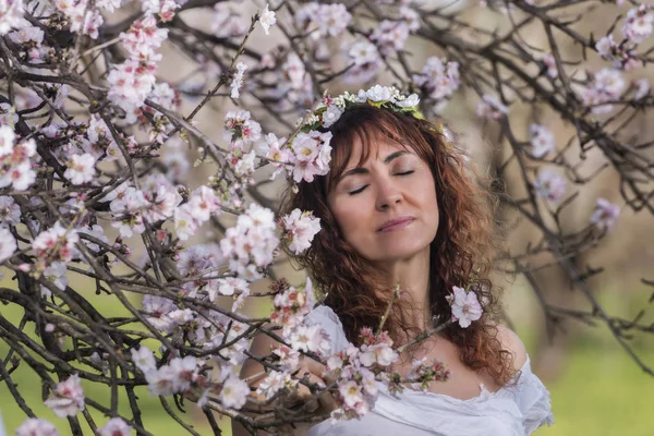 Móda žena na přírodu — Stock fotografie