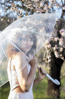 şeffaf şemsiye kadınla