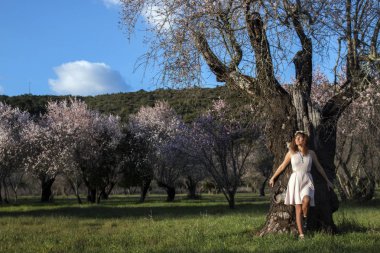 badem ağacının yanındaki güzel kadın