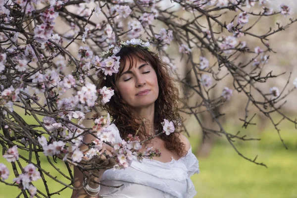 Mode kvinna på naturen — Stockfoto