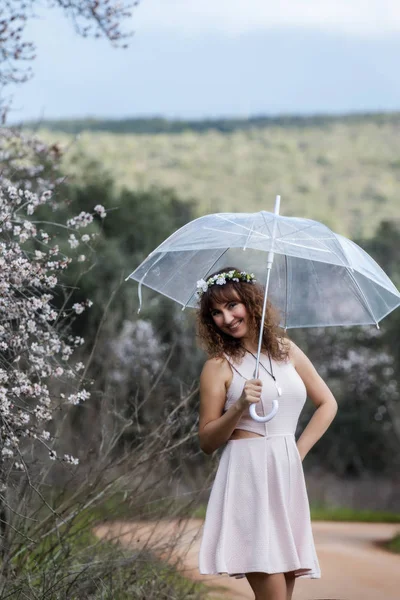 Mujer caminando en el camino —  Fotos de Stock