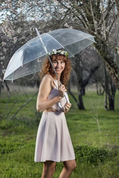 Mulher com guarda-chuva transparente — Fotografia de Stock