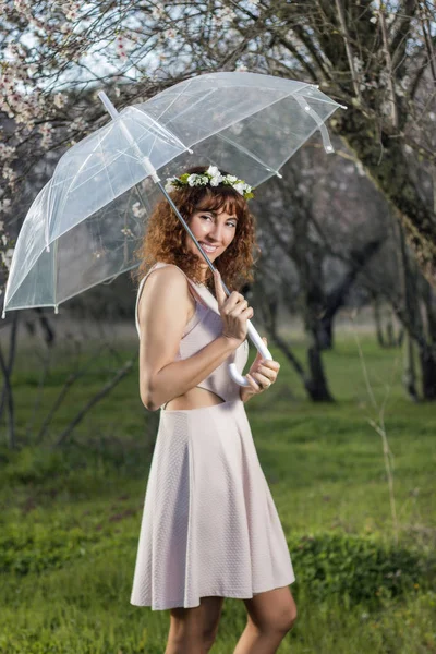 Mujer con paraguas transparente — Foto de Stock