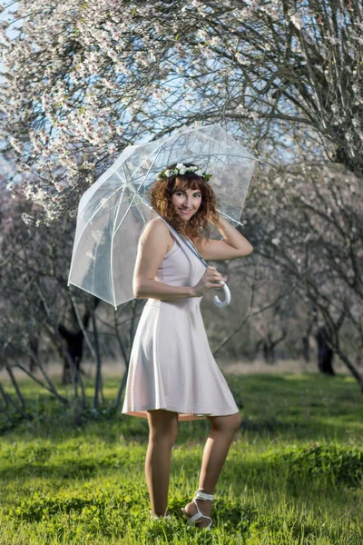 把透明的伞的女人 — 图库照片