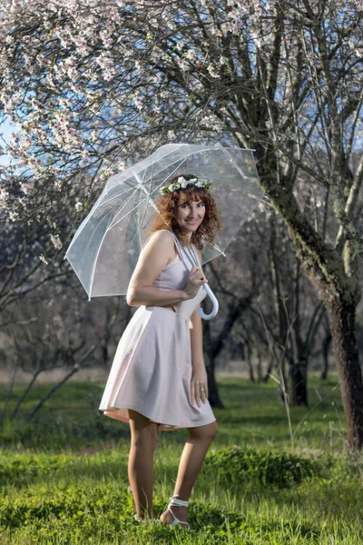 Mujer con paraguas transparente —  Fotos de Stock