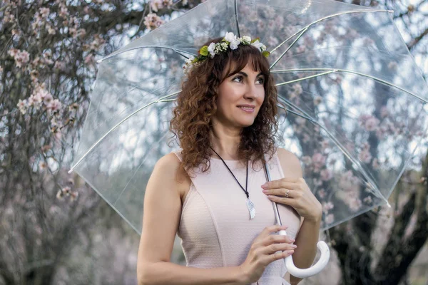 Kvinna med genomskinligt paraply — Stockfoto