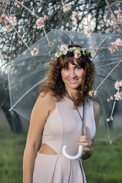 Kvinna med genomskinligt paraply — Stockfoto