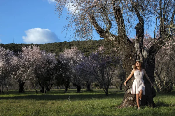 Hermosa mujer junto a un almendro — Foto de Stock