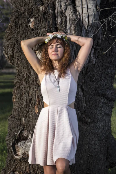 Красивая женщина рядом с миндальным деревом — стоковое фото