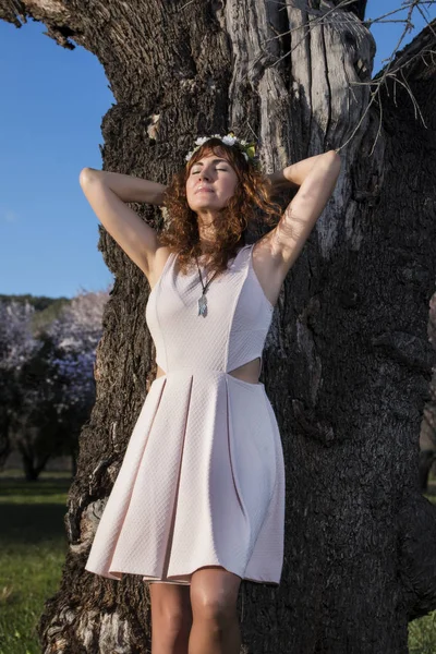 Hermosa mujer junto a un almendro —  Fotos de Stock