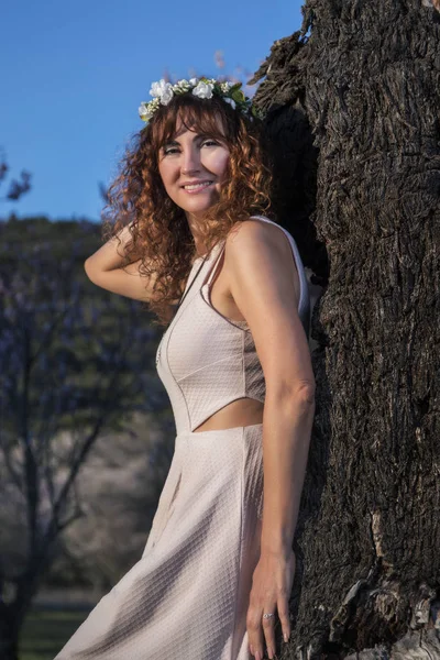 Vacker kvinna bredvid ett mandelträd — Stockfoto