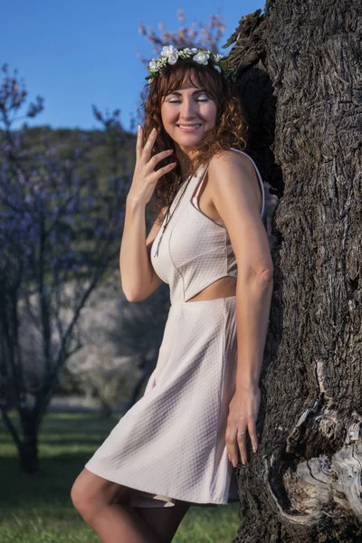 美丽的女人，杏仁树旁 — 图库照片