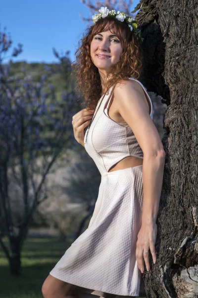 Schöne Frau neben einem Mandelbaum — Stockfoto