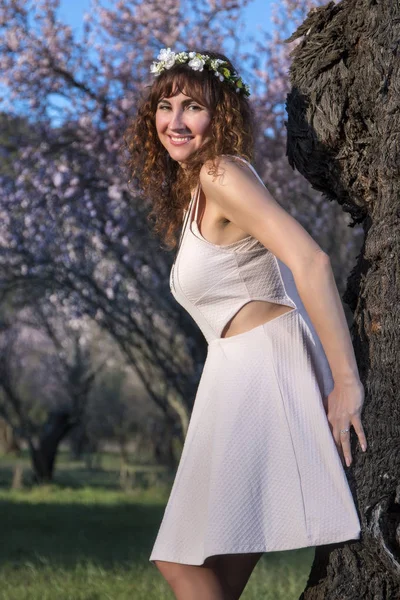 美丽的女人，杏仁树旁 — 图库照片